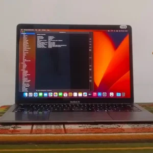 Apple MacBook Air (13.3 pulgadas, 8GB RAM, Almacenamiento SSD de 245gb, Teclado mágico)