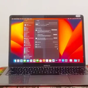 Apple MacBook Air (13.3 pulgadas, 8GB RAM, Almacenamiento SSD de 245gb, Teclado mágico)
